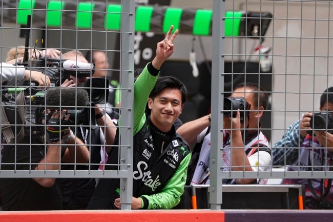 2024年4月19日，索伯車隊(duì)中國車手周冠宇（中）在練習(xí)賽前向觀眾致意。當(dāng)日，F(xiàn)1中國大獎賽在上海開賽。中國車手周冠宇主場首秀參賽。新華社記者 夏一方攝