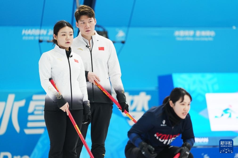 2月6日，中國(guó)隊(duì)選手王智宇（中）、韓雨（左）在比賽中。新華社記者 王松 攝