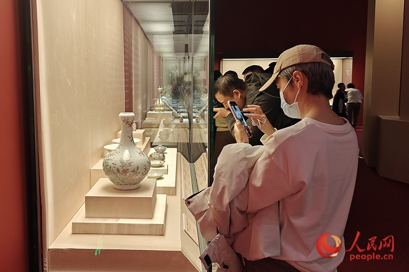 觀眾正在中國國家博物館參觀展覽。人民網(wǎng)記者 韋衍行攝