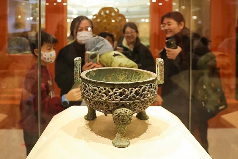 “尋蛇——藏在山西博物院里的蛇”展出的蟠蛇紋鏤空鼎。山西博物院供圖
