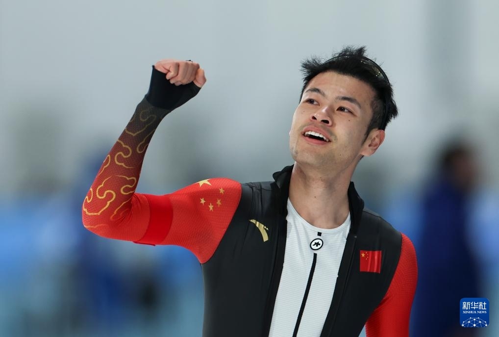 2月8日，寧忠?guī)r慶祝奪冠。新華社記者 王楷焱 攝