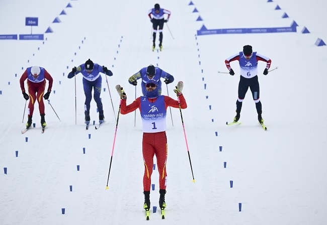 2月8日，王強(qiáng)（中）慶祝奪冠。新華社記者 張龍攝