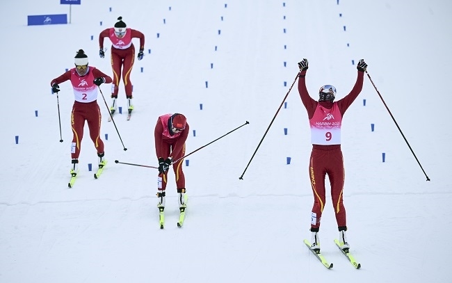 2月8日，李磊（右一）沖過終點(diǎn)后慶祝奪冠。新華社記者 張龍攝
