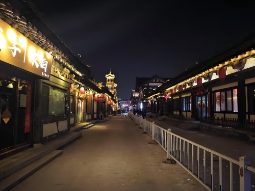 道歉公告發(fā)布后，夜晚10時(shí)的古城。人民網(wǎng)記者 黃鈺攝