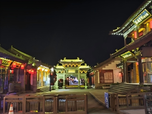 道歉公告發(fā)布后，凌晨5時(shí)的古城。人民網(wǎng)記者 黃鈺攝