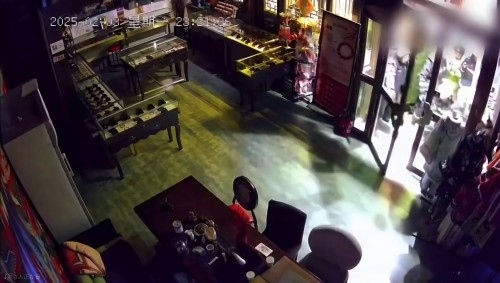 網(wǎng)傳“破門亮燈”畫面。網(wǎng)絡(luò)視頻截圖