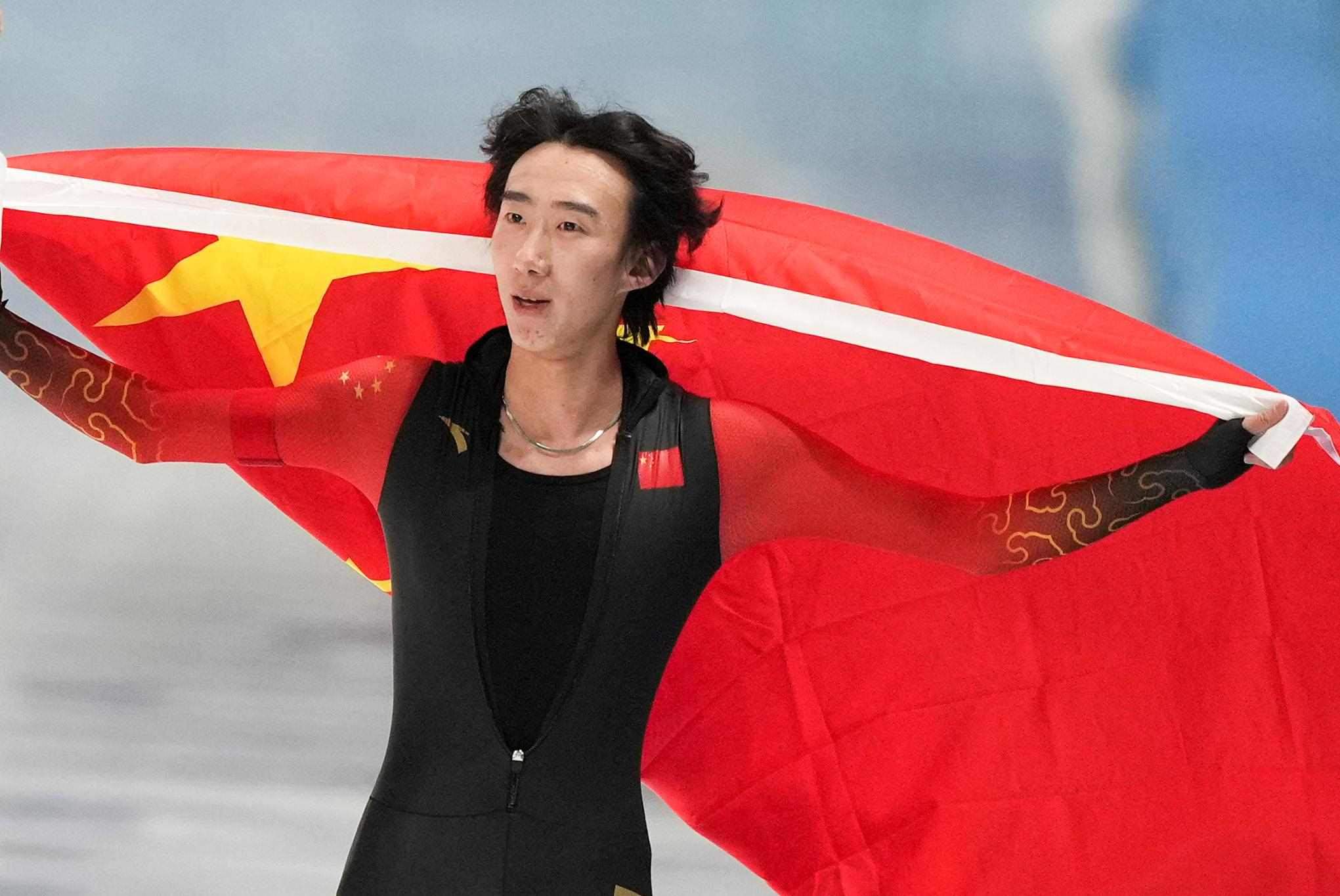 2月9日，吳宇慶祝奪冠。新華社記者 李一博 攝