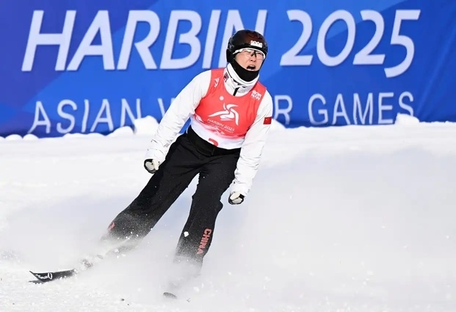 2月9日，徐夢(mèng)桃在完成動(dòng)作后慶祝。新華社記者 夏一方攝