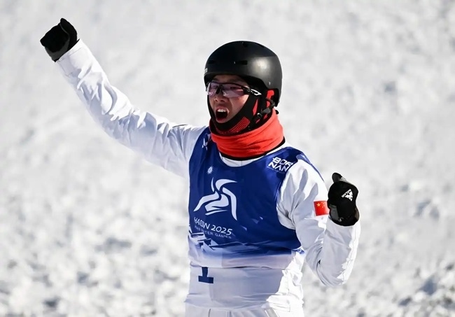 2月9日，李心鵬在比賽后慶祝。新華社記者 夏一方攝