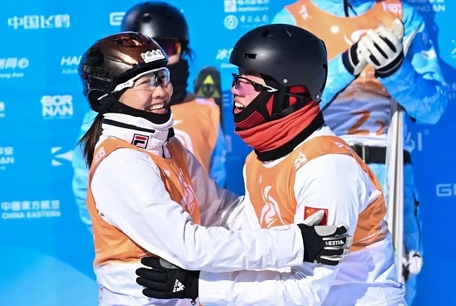 2月10日，中國隊(duì)選手李心鵬（前右）與徐夢桃慶祝。新華社記者 楊晨光攝