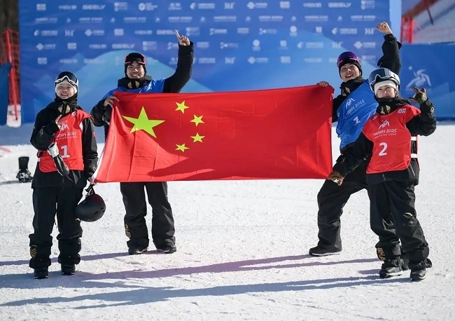 2月10日，中國(guó)隊(duì)選手張小楠、楊文龍、姜鑫杰與熊詩芮（從左至右）在比賽后慶祝。新華社記者 楊青攝