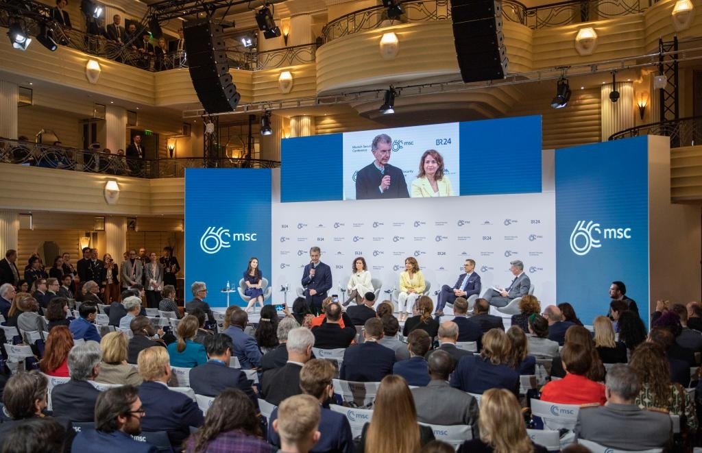 2024年2月18日，慕安會(huì)主席克里斯托夫·霍伊斯根（中左二）在德國(guó)慕尼黑舉行的第60屆慕尼黑安全會(huì)議上發(fā)表閉幕致辭。新華社記者 張帆 攝