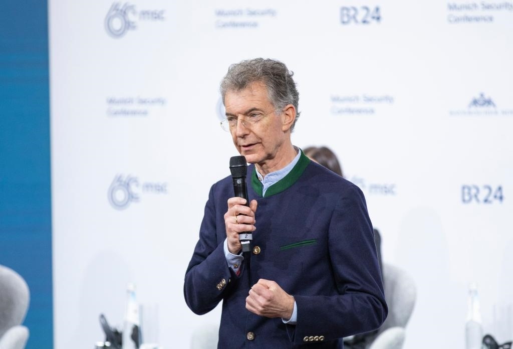2024年2月18日，慕安會(huì)主席克里斯托夫·霍伊斯根在德國(guó)慕尼黑舉行的第60屆慕尼黑安全會(huì)議上發(fā)表閉幕致辭。新華社記者 張帆 攝