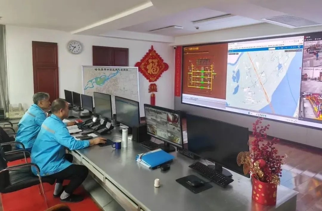 工作人員在燃?xì)庹{(diào)度中心值守。受訪者供圖