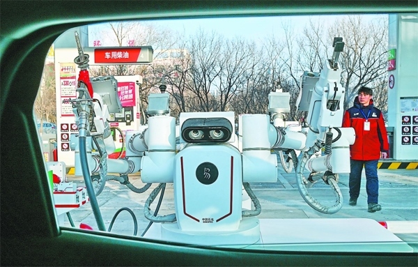 智能加油機(jī)器人在加能站工作。受訪者供圖