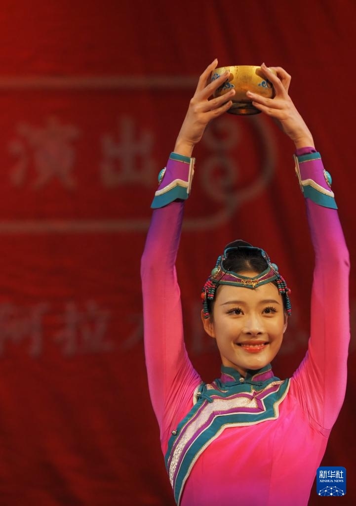 2月11日，在哈薩克斯坦阿拉木圖的阿拜國家歌劇和芭蕾舞劇院，中國演員表演舞蹈。新華社記者 趙宇 攝