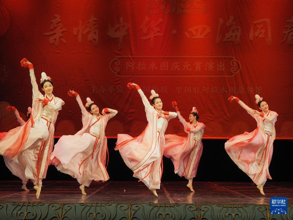 2月11日，在哈薩克斯坦阿拉木圖的阿拜國家歌劇和芭蕾舞劇院，中國演員表演舞蹈《元日霓裳》。新華社記者 趙宇 攝