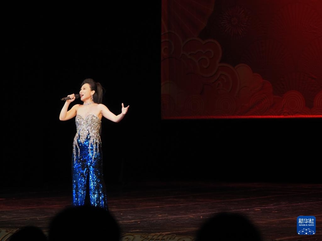 2月11日，歌手在哈薩克斯坦阿拉木圖的阿拜國家歌劇和芭蕾舞劇院演唱歌曲。新華社記者 趙宇 攝