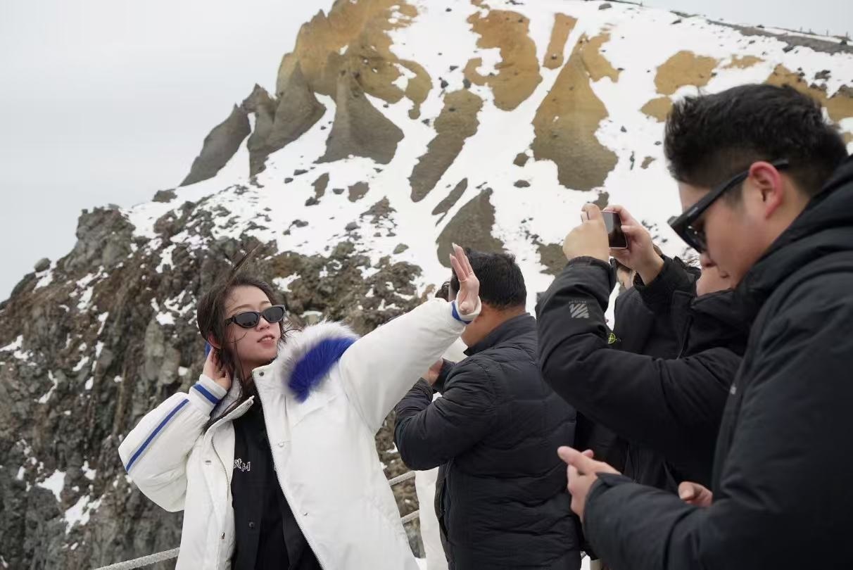 長(zhǎng)白山天池旁游客拍照留念。人民網(wǎng) 皇甫萬(wàn)里攝