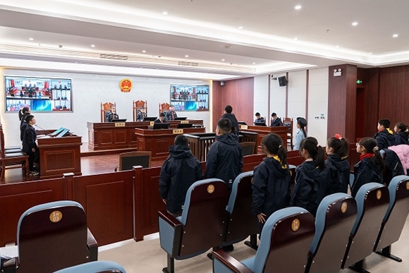 圖③：同學(xué)們開展模擬法庭活動(dòng)。