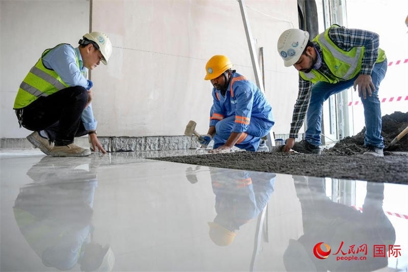 鋪地磚。人民網(wǎng)塔里克·易卜拉欣攝