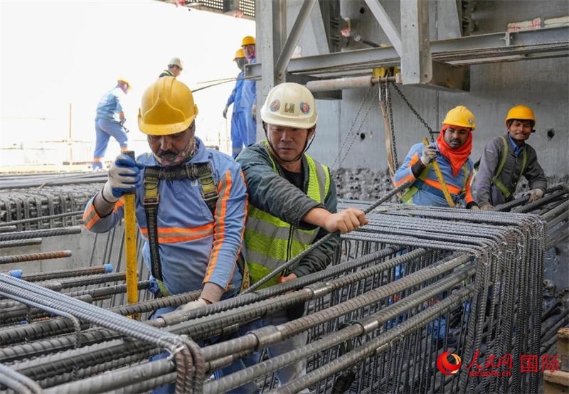 扎鋼筋。人民網(wǎng)塔里克·易卜拉欣攝