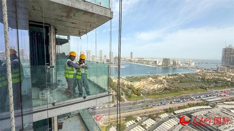 工人正在高層作業(yè)。人民網(wǎng)塔里克·易卜拉欣攝