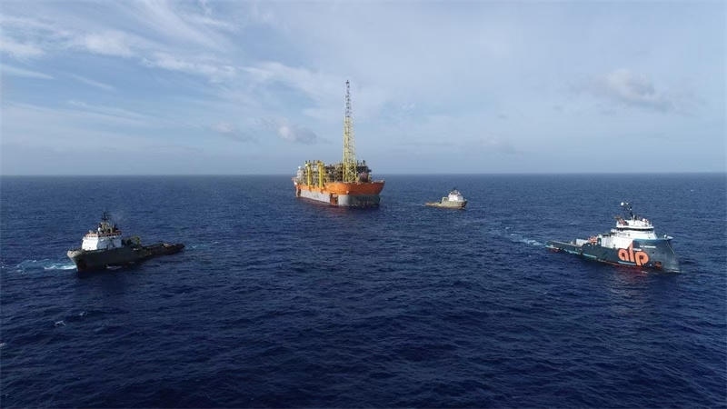 布濟(jì)烏斯七期項(xiàng)目浮式生產(chǎn)儲(chǔ)卸油裝置抵達(dá)油田區(qū)域。巴西國家石油公司供圖