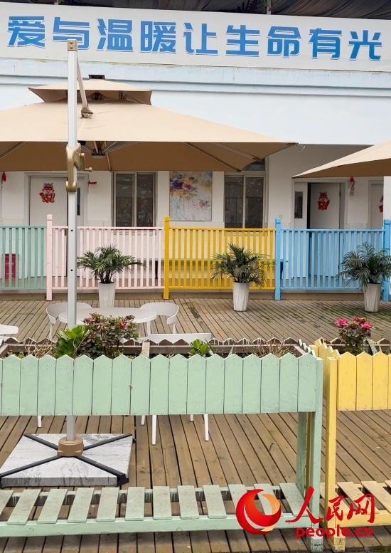 為讓“老小孩”住著開心，南泉鎮(zhèn)衛(wèi)生院設(shè)計(jì)成幼兒園風(fēng)格。人民網(wǎng) 陳葉欣攝