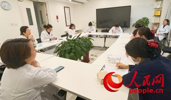 交班會(huì)上，海淀醫(yī)院安寧療護(hù)團(tuán)隊(duì)討論患者和家屬需求。人民網(wǎng)記者 金慧慧攝