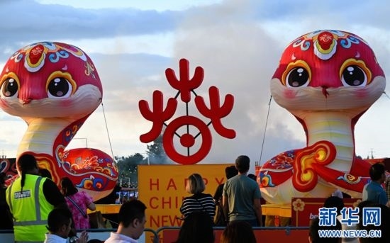 圖為游客在2025年奧克蘭元宵燈節(jié)游覽。（圖片由奧克蘭中國文化中心提供）