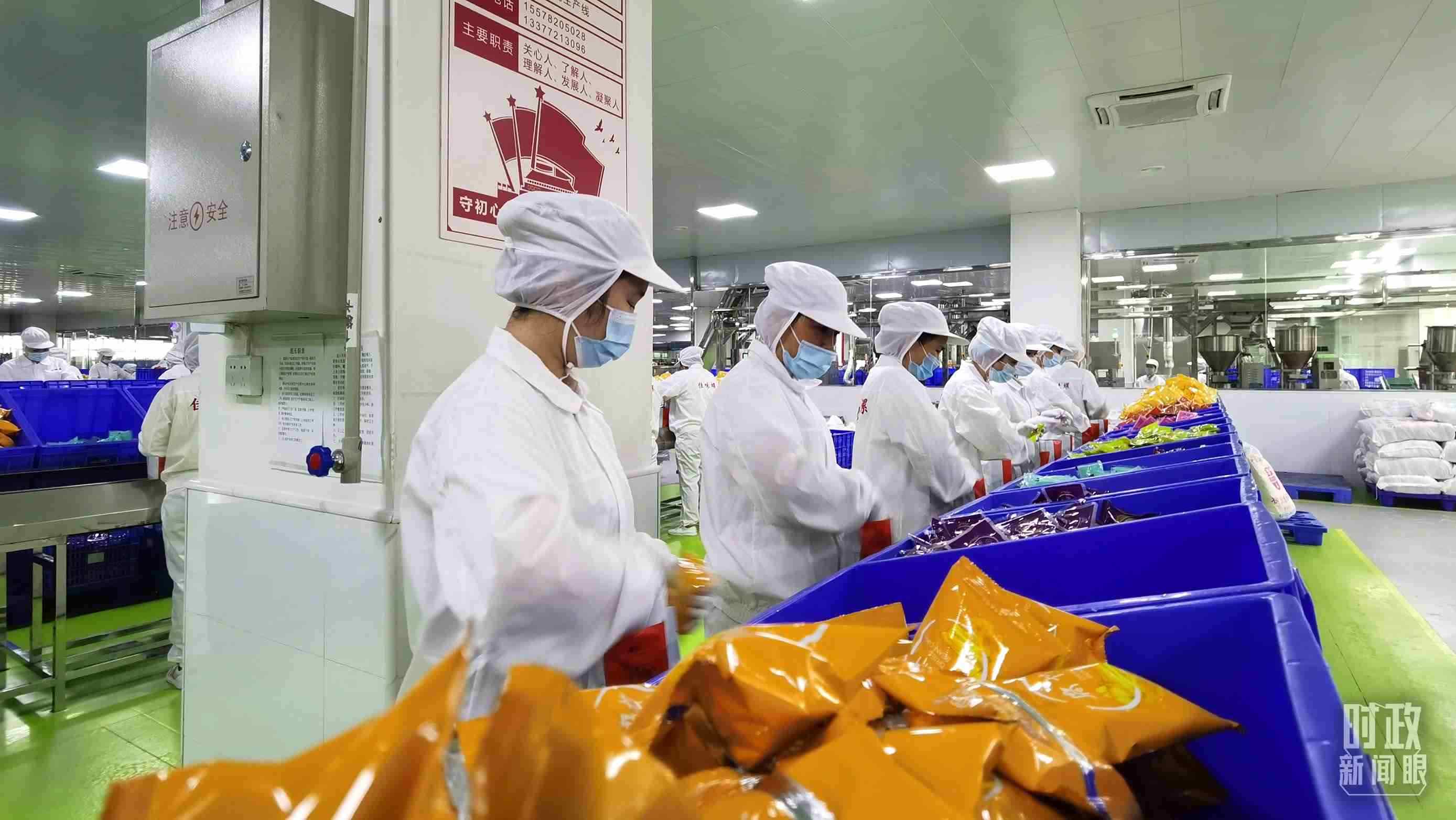 △廣西柳州螺螄粉配料包生產(chǎn)線。（總臺央視記者郭鴻拍攝）