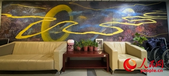 清華長(zhǎng)庚醫(yī)院掛著一幅名為“生命長(zhǎng)河”的畫(huà)，家屬將離世親人的名字寫(xiě)在上面。人民網(wǎng) 陳葉欣攝