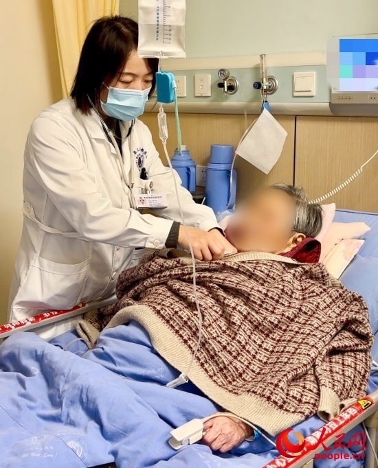 廖澤燕為張婆婆聽(tīng)診。人民網(wǎng)記者 金慧慧攝