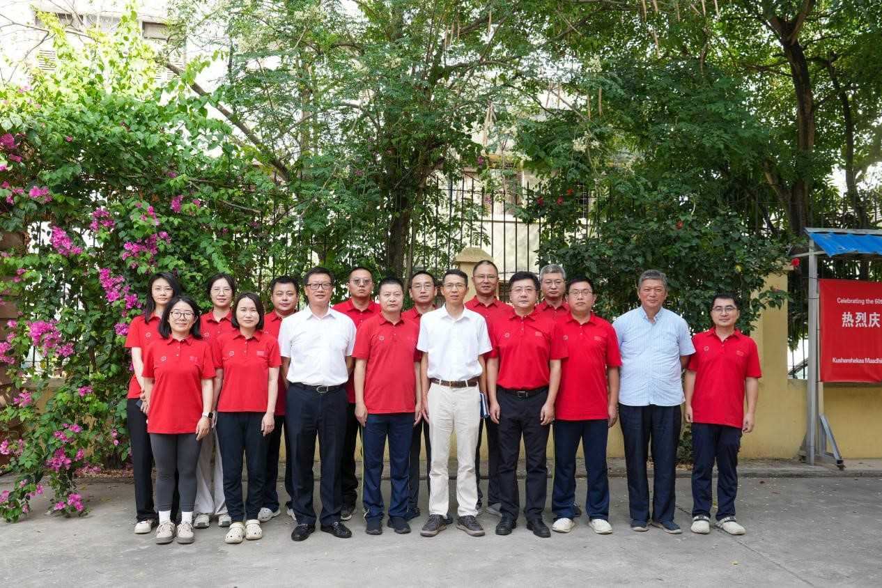 李強華與醫(yī)療隊合影。中國援桑醫(yī)療隊供圖