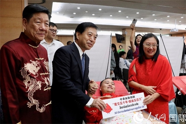 韓志強(qiáng)大使與獻(xiàn)血者代表合影。朱瀟逸攝