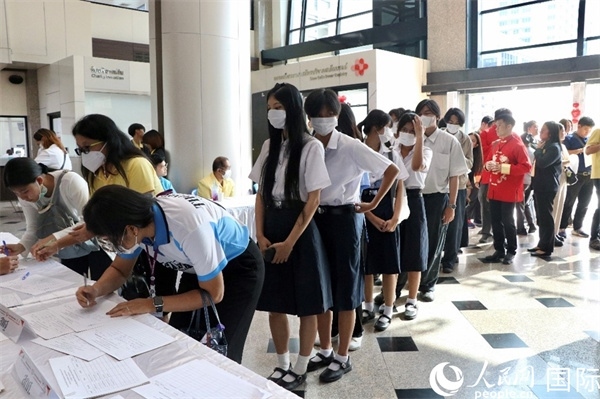 獻(xiàn)血者排隊(duì)填寫報(bào)名表。朱瀟逸攝
