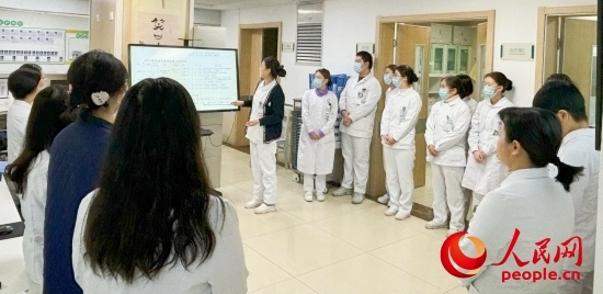 華西第四醫(yī)院姑息醫(yī)學(xué)科交班會上，護(hù)士介紹患者情況。人民網(wǎng)記者 金慧慧攝