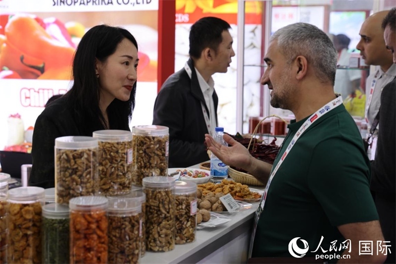 中外商家在第三十屆海灣食品展上交流。人民網記者 張志文攝