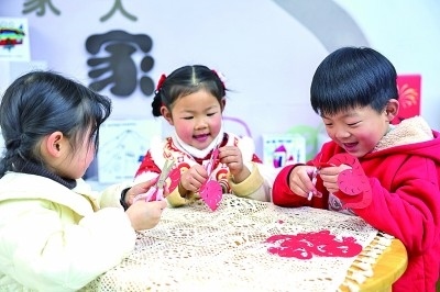 圖為孩子們?cè)诶蠋熤笇?dǎo)下制作蛇年主題剪紙。 新華社記者 徐昱攝