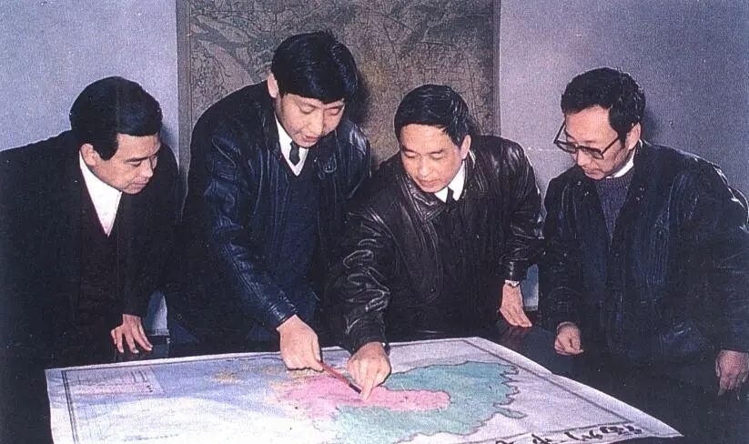 1991年12月，習(xí)近平與同事討論福州市戰(zhàn)略規(guī)劃設(shè)想。（圖源：《習(xí)近平在福州》）
