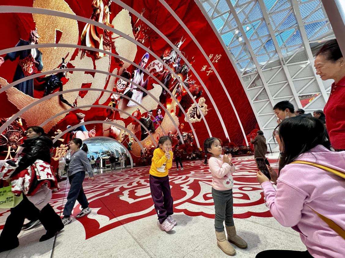 乙巳蛇年春節(jié)期間，影迷在《哪吒之魔童鬧?！肪薹笄芭恼沾蚩?。
