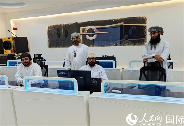 阿曼蘭斯航天公司員工在工作中。人民網(wǎng) 海瑟姆·穆扎恩攝