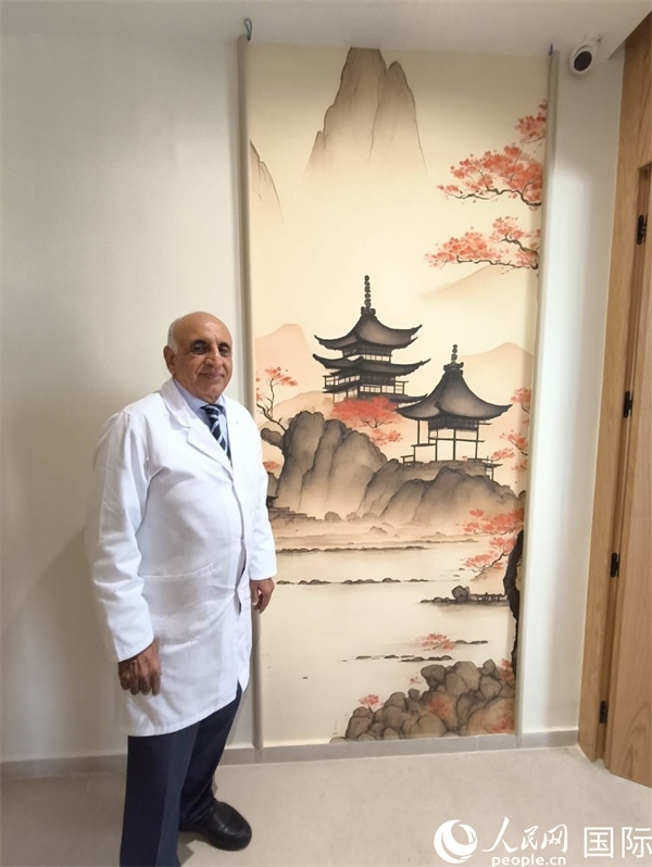 哈利勒的診所中國元素很濃。人民網(wǎng)記者 黃培昭攝