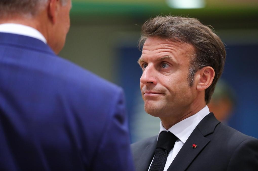 2023年6月29日，在比利時(shí)布魯塞爾，法國(guó)總統(tǒng)馬克龍（右）準(zhǔn)備出席歐盟峰會(huì)。新華社記者鄭煥松攝