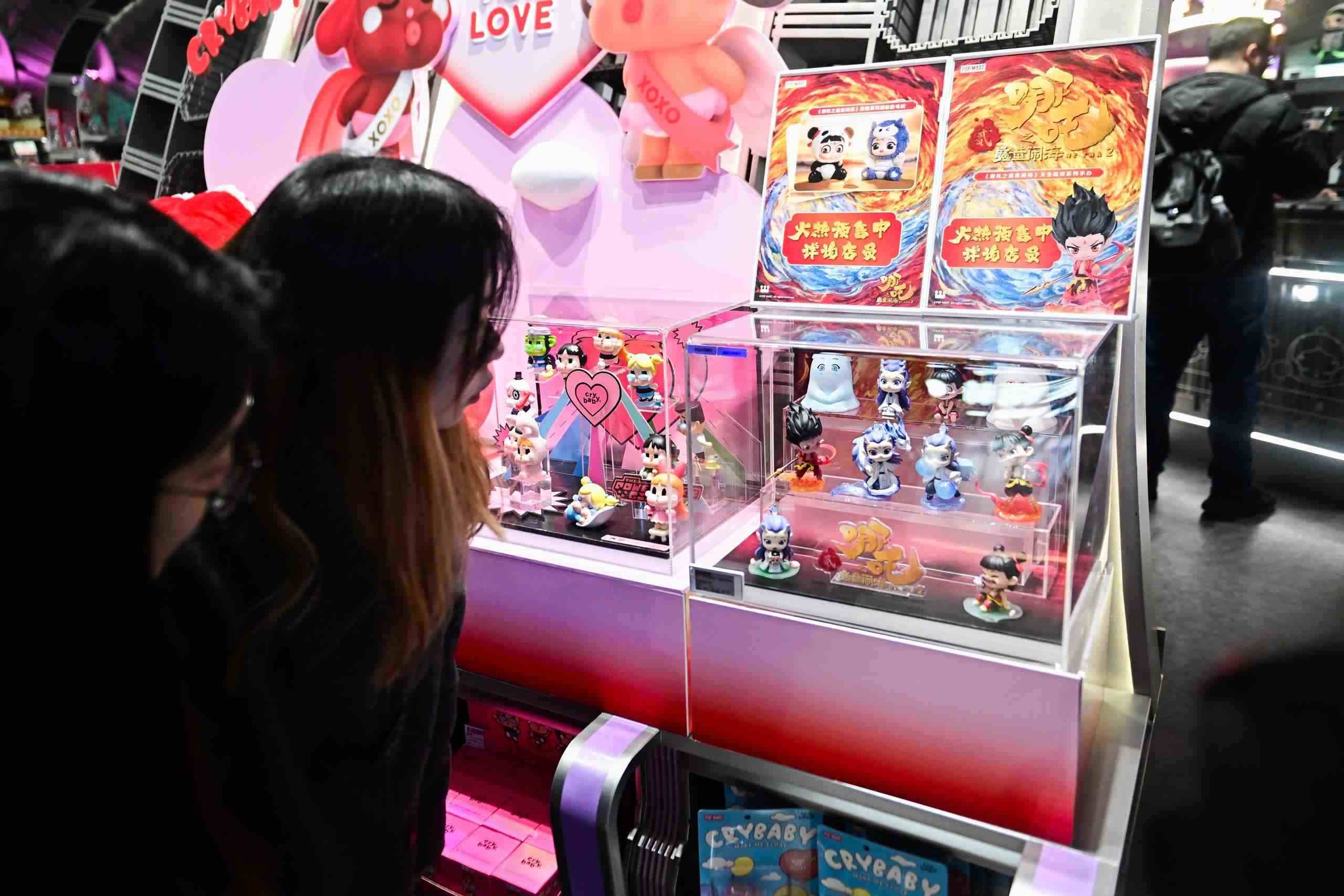 △2025年2月22日，上海，市民在圍觀《哪吒之魔童鬧海》相關(guān)手辦盲盒。