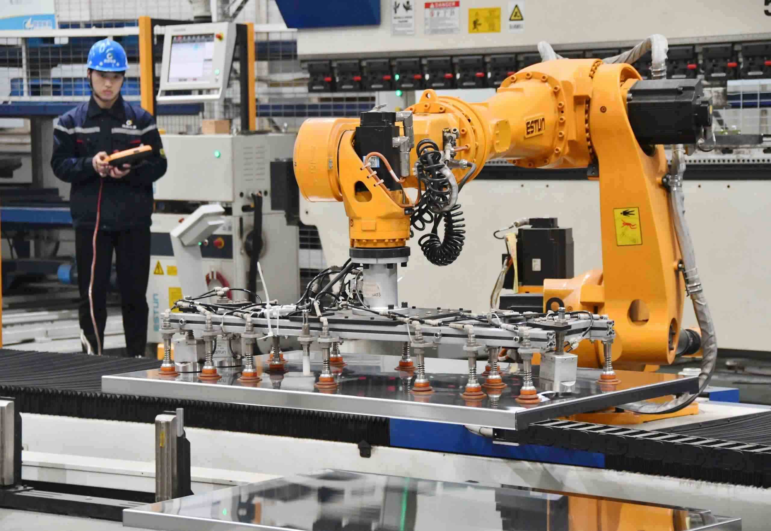 △2025年2月21日，河北邯鄲永年區(qū)工業(yè)園區(qū)的一家企業(yè)，工人正在操控工業(yè)機(jī)器人作業(yè)。