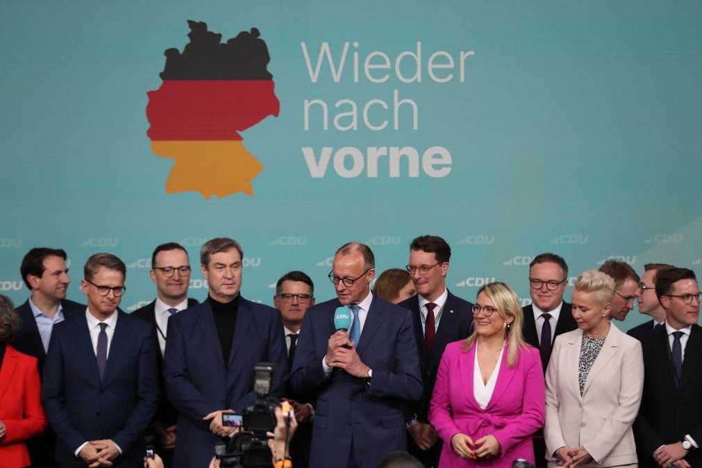 2月23日，在德國(guó)柏林的基督教民主聯(lián)盟總部，聯(lián)盟黨總理候選人默茨（中）在出口民調(diào)顯示領(lǐng)先后接受祝賀。新華社記者杜哲宇攝