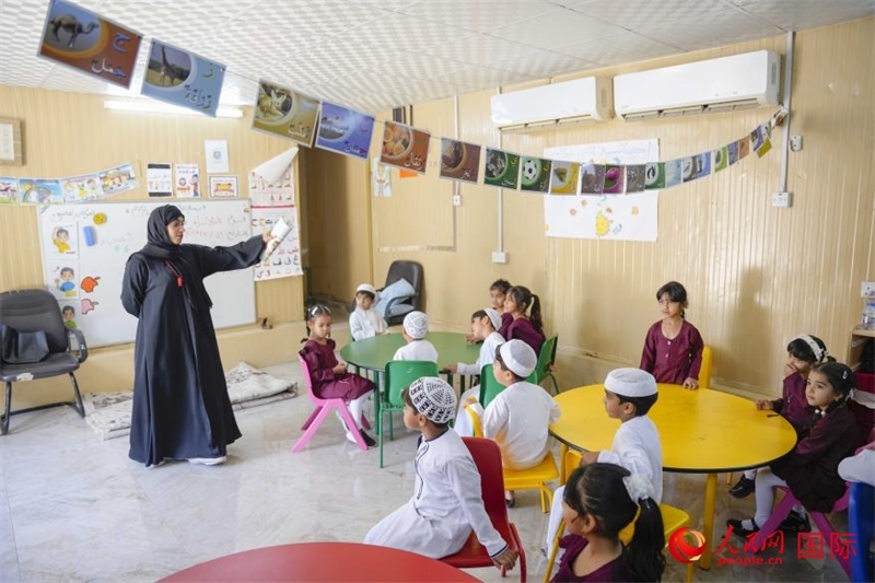 在庫姆扎爾的學(xué)校，老師正在給孩子們上課。人民網(wǎng) 塔里克·易卜拉欣攝