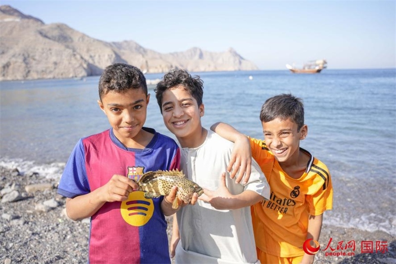 在海邊玩耍的孩子們。人民網(wǎng) 塔里克·易卜拉欣攝